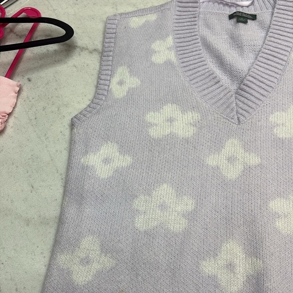 Whimsical Purple and White V-Neck Sweater - Picture 4 of 7